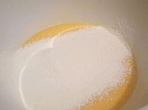 筛入低筋面粉，翻拌均匀，不要转圈圈搅拌，以免起筋，可以呈z字行搅拌