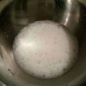 蛋清蛋黄一定要分离干净，滴几滴白醋用电动打蛋器打发成大的雨眼泡，加入3/1糖粉，