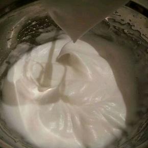 打发到湿性发泡时，再加入最后的三分之一糖粉，