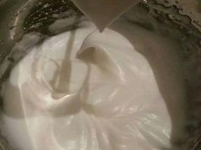 打发到湿性发泡时，再加入最后的三分之一糖粉，