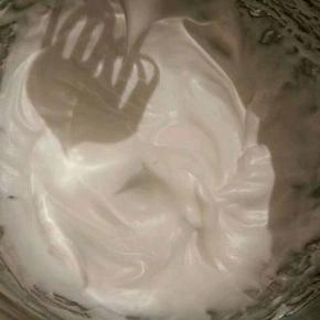  将蛋白打发到干性发泡的状态（提起打蛋器后，蛋白拉出直立的尖角）。就可以了！