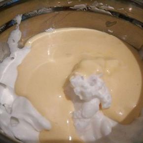 . 将拌匀的面糊倒入剩余的蛋白里，再次翻拌均匀即成戚风蛋糕面糊。