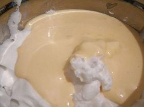 . 将拌匀的面糊倒入剩余的蛋白里，再次翻拌均匀即成戚风蛋糕面糊。