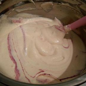 拌好的糊，加了6滴紫色色素，轻轻搅拌就可以，