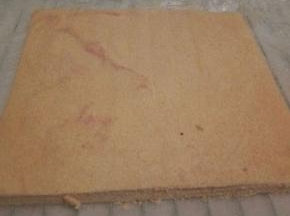  烤好的蛋糕，震一下，然后立马移动到烤网上，（烤网上面垫一张油纸）迅速撒掉原来蛋糕上的油纸，马上再把蛋糕翻回来，晾一会，