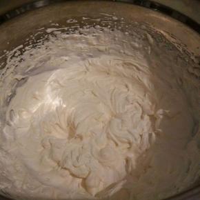 打发奶油，130g奶油加15g糖粉，打发至有明显的纹路就行，不要打发太过，