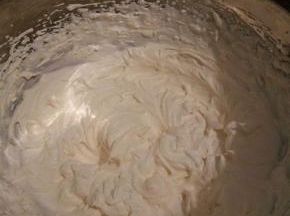 打发奶油，130g奶油加15g糖粉，打发至有明显的纹路就行，不要打发太过，