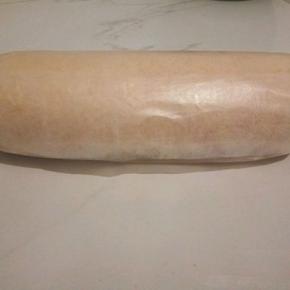 卷成卷，包上油纸，（天然可以冰箱冷藏一下再去吃.味道也好） 