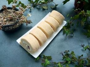  切片用锯齿状的刀，不要一刀直接切下去，这样只会让蛋糕变形，应该一手扶着蛋糕，一手拿着刀轻轻的来回拉动切，不要太用力，每次切好都要把刀擦干净再切！