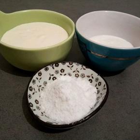  淡奶油，酸奶，糖粉，草莓酱忘记拍进去了！