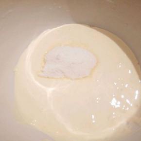  淡奶油加糖粉，