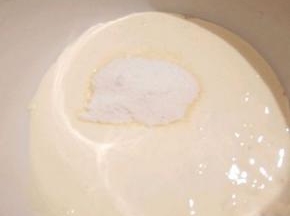  淡奶油加糖粉，
