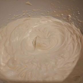 . 用电动打蛋器将淡奶油打发至8成，