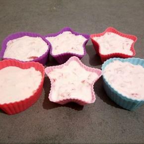 装入模具，放冰箱冷冻就可以。