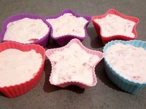 装入模具，放冰箱冷冻就可以。