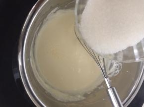 倒进一小部分砂糖