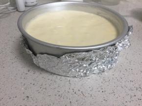 大力往下震模具，大气泡震出，模具包好锡纸