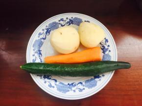 土豆2个，胡萝卜1根，黄瓜1根，准备好待用。