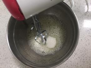 蛋白滴入几滴白醋，打发鱼眼泡时加入三分之一砂糖