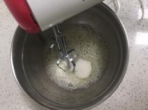 蛋白滴入几滴白醋，打发鱼眼泡时加入三分之一砂糖
