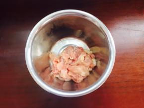 鸡腿肉去骨去皮切成丁放入盆儿中待用。