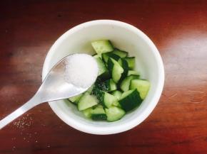 放少许盐抓匀，腌制1～2分钟，然后用清水把盐分洗下去，沥干水备用。