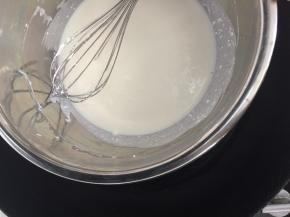 奶酪搅拌顺滑后加入牛奶