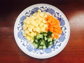 土豆、胡萝卜、黄瓜切成丁放入盘中待用。