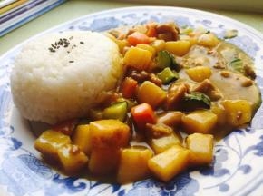 米饭盛入盘中摁实，扣在盘子的两边（当然扣在中间也是可以的哟）再将出锅的菜盛入盘中，记得米饭上撒点黑芝麻，卖相会更好哟。