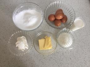 准备食材，低粉和玉米淀粉一起过筛好后装入碗里