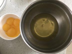 鸡蛋分离蛋白和蛋黄，装蛋白的容器确保无水无油