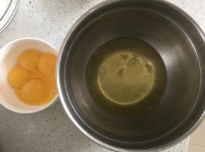 鸡蛋分离蛋白和蛋黄，装蛋白的容器确保无水无油