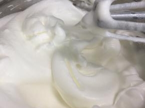 加第三次糖后打发至大弯钩