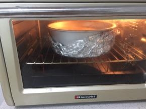 烤箱160度预热五分钟，烤盘内装刚才锅内用过的热水放最下层，烤网放中层，水浴法160度上下火烤制四十分钟，烤制时间结束后继续焖30分钟。