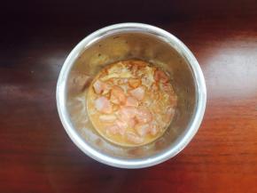 腌制鸡腿肉：放入少许生抽，少许白胡椒粉，少许料酒，半勺淀粉抓匀，最后放1小勺油抓匀。