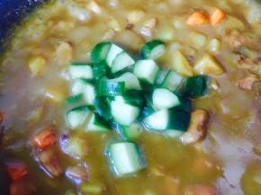 最后将黄瓜丁倒入锅中翻炒几下。