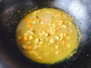 放入适量水，没过土豆，改中火，5～6分钟左右放入咖喱料，待咖喱料完全融化后改小火，2～3分钟左右。