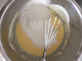 筛入低粉搅拌均匀，（用刮刀把蛋黄糊里的颗粒压着刮，会好很多）