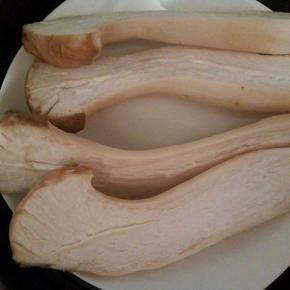  冷水上锅蒸，可以对半切开蒸，