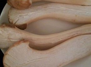  冷水上锅蒸，可以对半切开蒸，