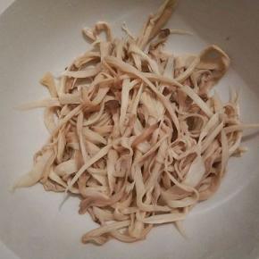 用手撒开，再挤干水份，