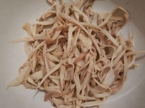 用手撒开，再挤干水份，