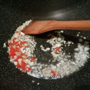 锅里加一点点底油，炒香生姜，大蒜，小米椒，