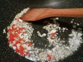 锅里加一点点底油，炒香生姜，大蒜，小米椒，