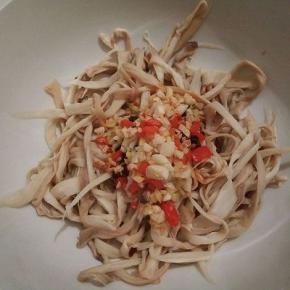 再淋在杏鲍菇上面，