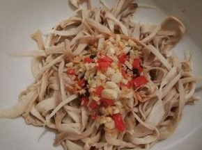 再淋在杏鲍菇上面，