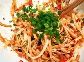 加葱花拌均匀就好了。