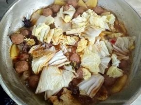 最后加入白菜，盐和鸡精调味即可
