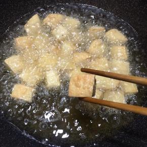 炸至呈金黄色即可捞出。