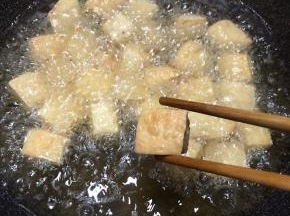 炸至呈金黄色即可捞出。